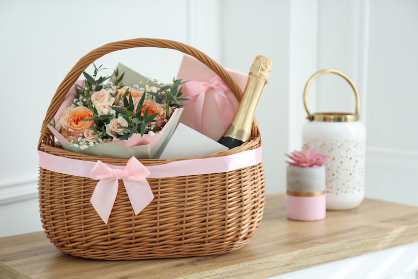結婚禮物禮儀:籃子裡的一束鮮花和一瓶酒