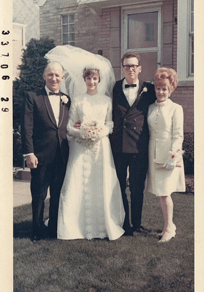1960 年代時尚夫婦的老式婚禮照片