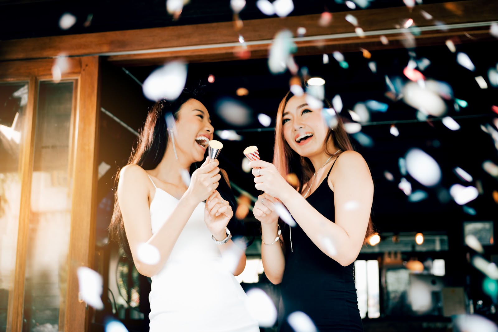 慶祝的兩名女畢業生