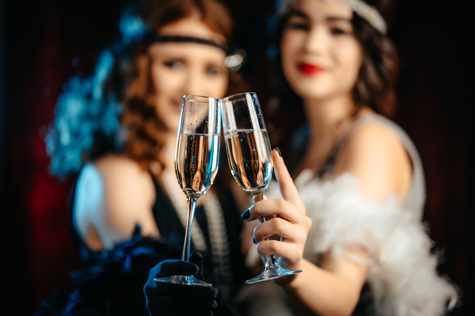 兩個女人在了不起的蓋茨比派對上拿著香檳杯
