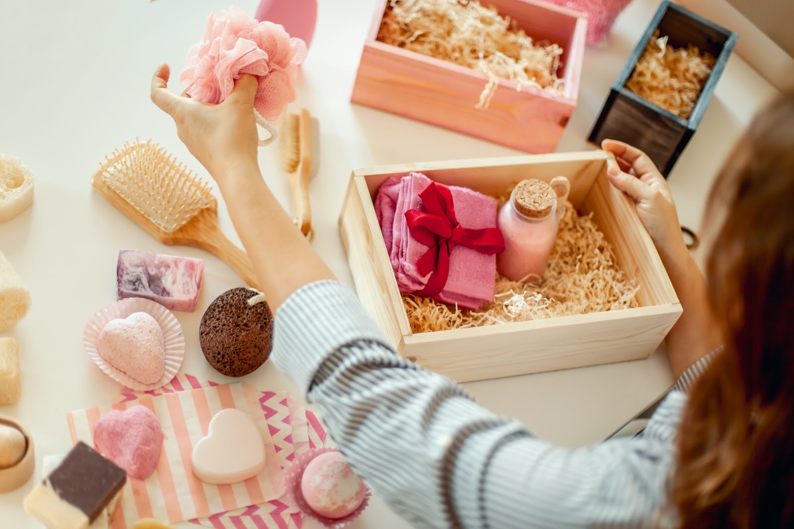 伴娘求婚創意:準備裝沐浴用品的禮盒的女人