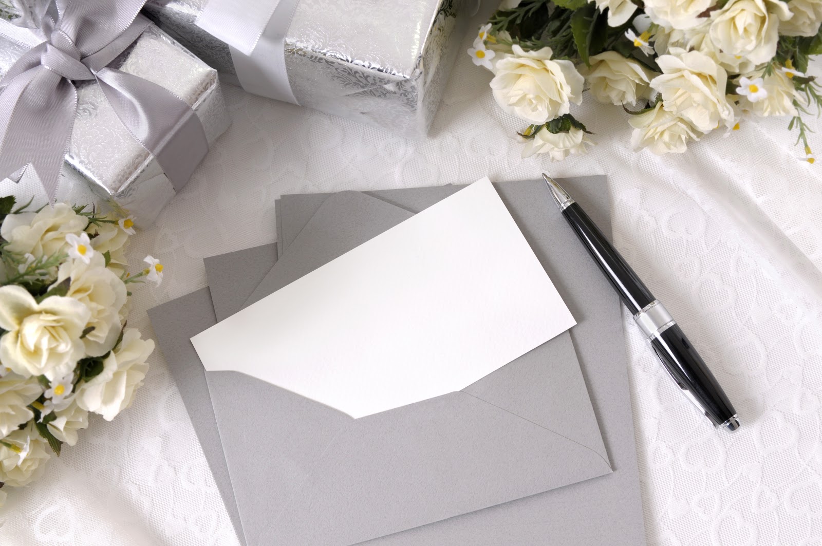 結婚願望：結婚禮物、鮮花、信封旁邊的空白便條和筆