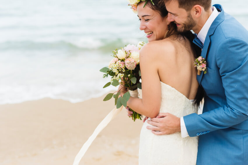 海灘婚禮請柬:海灘上微笑的新娘和新郎