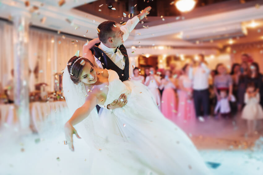 傳統婚禮：新娘和新郎在招待會上跳舞