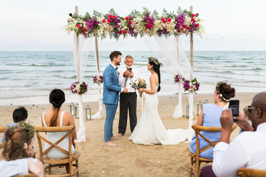 海灘婚禮:在海灘上結婚的情侶