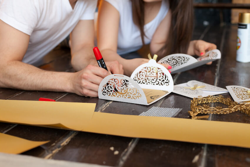 現金禮物的婚禮感謝卡措辭：夫婦在卡片上寫字