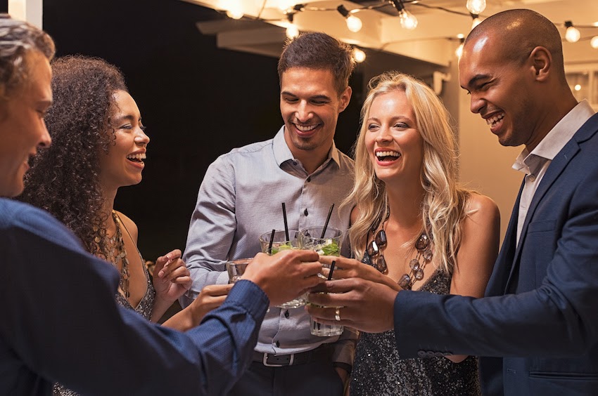 活動策劃：一群人舉杯