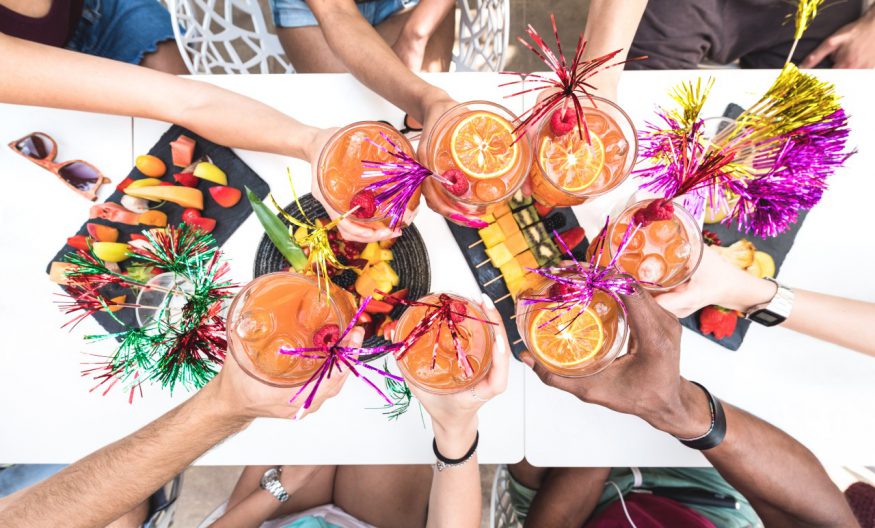 luau 派對：朋友們在 luau 上敬酒