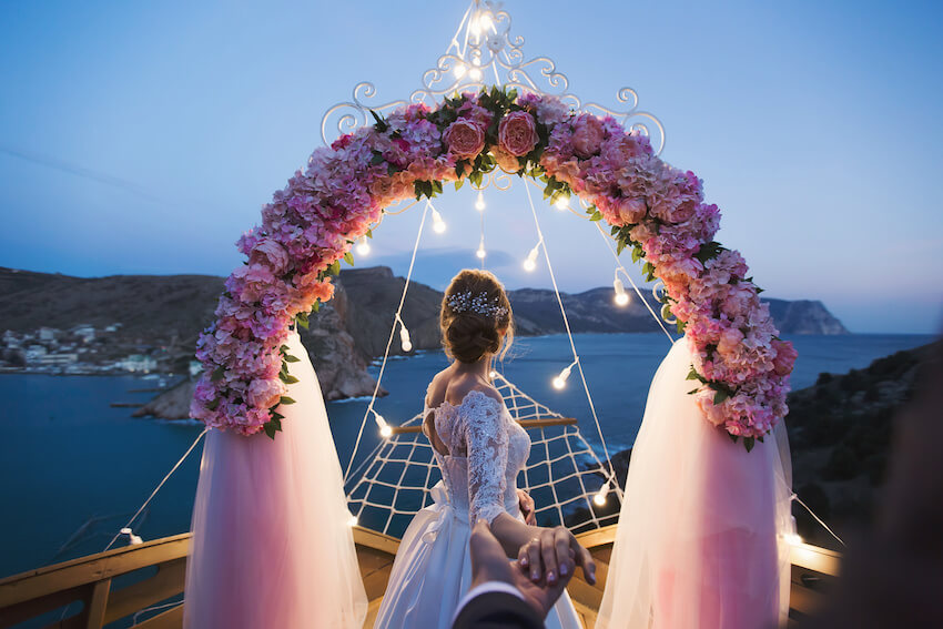 已經結婚的招待會邀請：新郎握著新娘的手