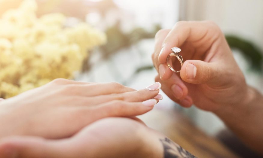 男人給他的新未婚妻戴上訂婚戒指