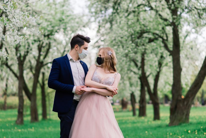 COVID婚禮創意：戴著口罩在公園舉行婚禮的新人