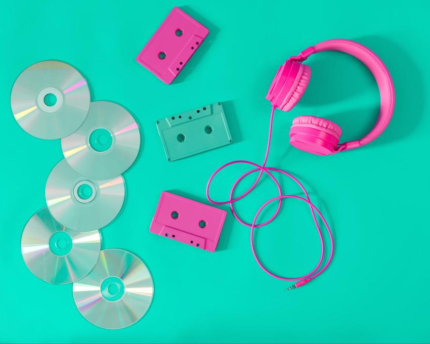 90 年代主題派對:粉色耳機和帶 CD 的錄音帶