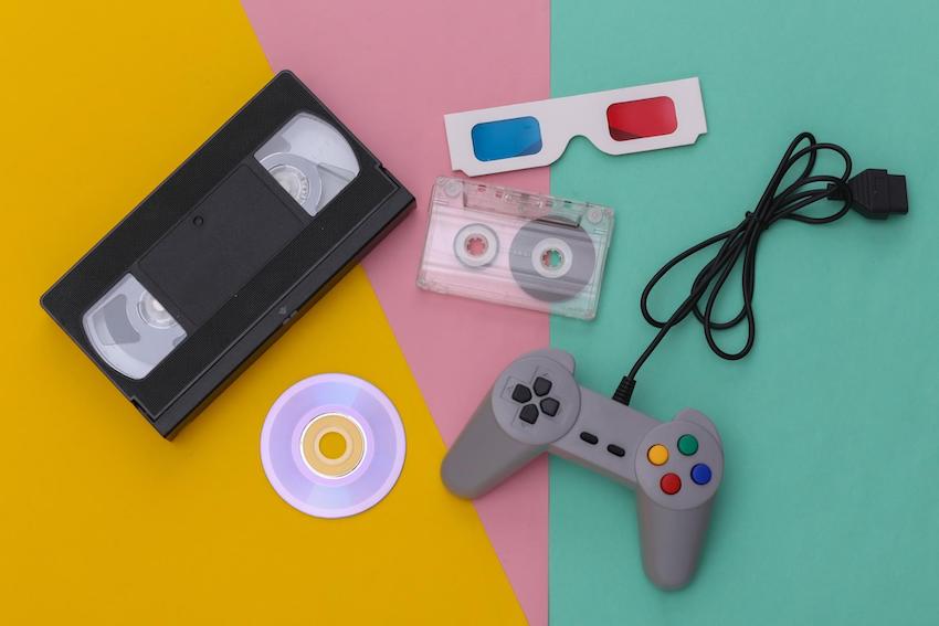 90 年代主題派對:有線復古遊戲手柄、立體 3D 眼鏡、音頻和視頻磁帶、彩色背景 CD