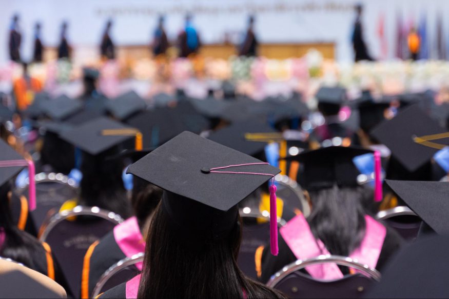 大學畢業邀請函:畢業生群