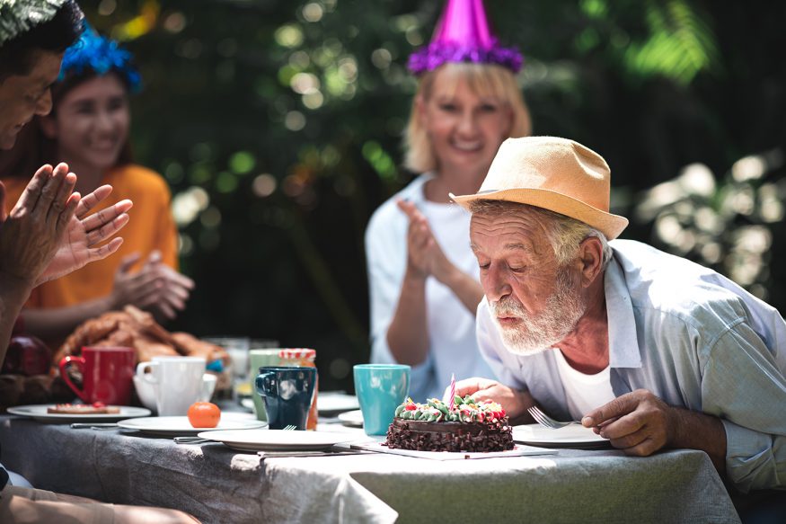 吹他的生日蛋糕的老人