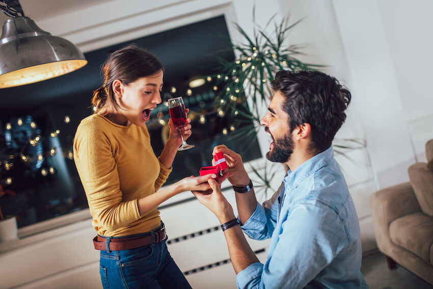在家求婚的想法：男人向他的女朋友求婚