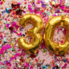 有趣的 30 歲生日創意和邀請幫助您慶祝里程碑