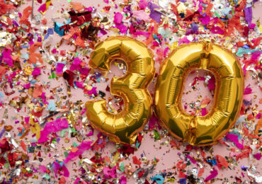 有趣的 30 歲生日創意和邀請幫助您慶祝里程碑