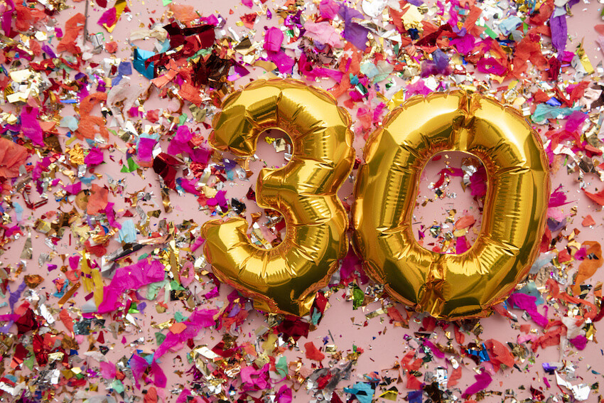 30 歲生日創意:被五彩紙屑包圍的 30 號氣球