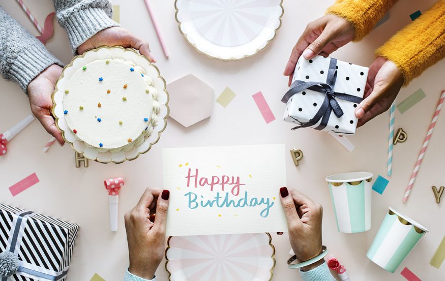 電子生日賀卡:拿著生日賀卡、蛋糕和禮物的朋友