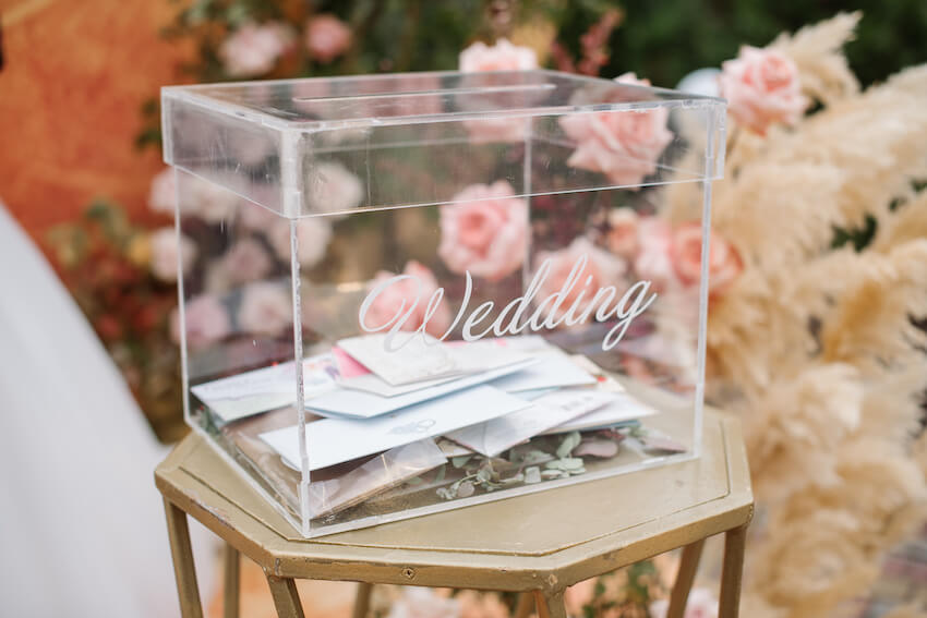 作為結婚禮物要錢的可愛方式:上面有結婚標誌的塑料盒