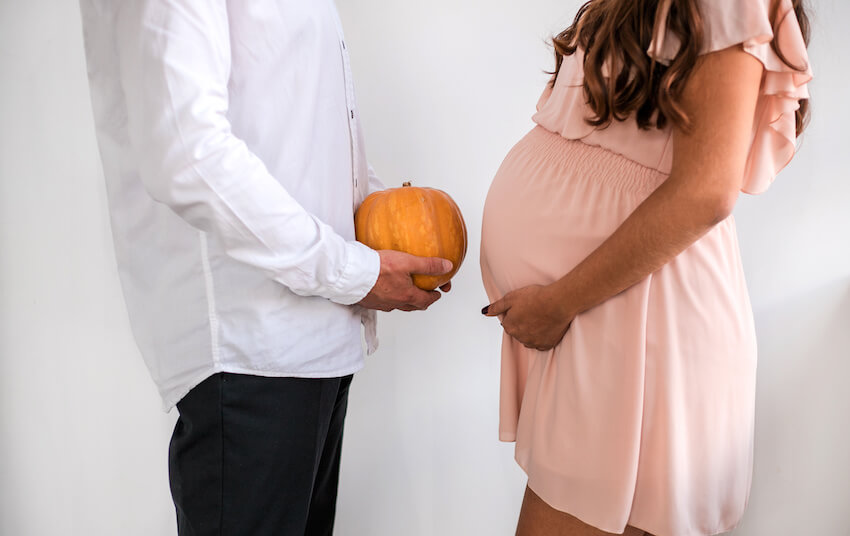 秋季懷孕公告:孕婦抱著肚子,男人抱著南瓜