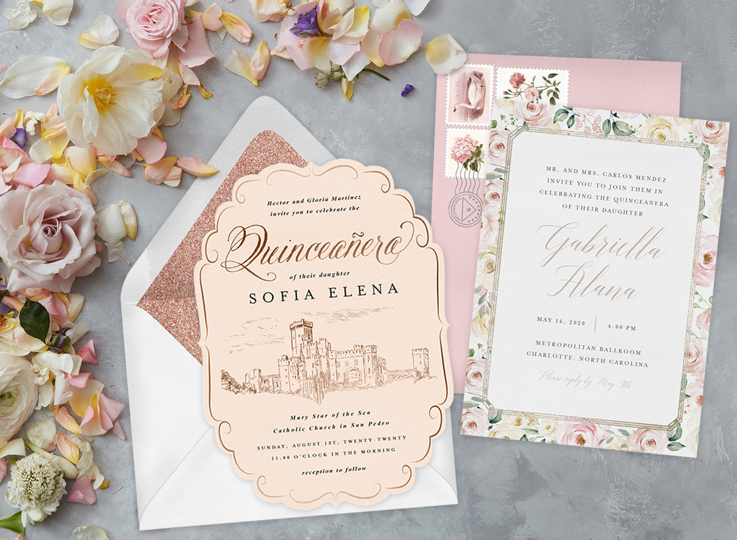 兩個帶信封的 quinceañera 邀請函，周圍環繞著鮮花