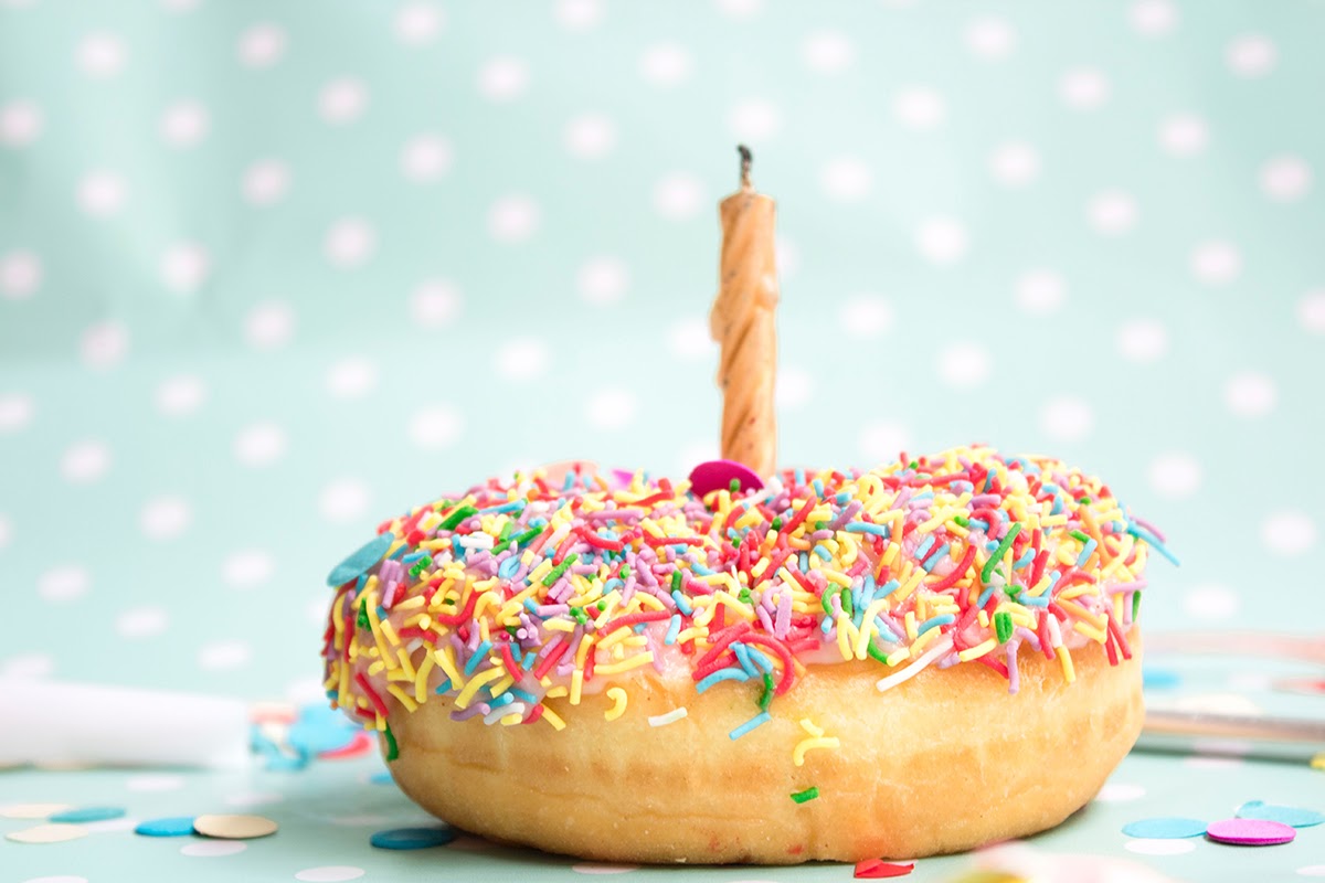 生日邀請措辭:一個灑滿生日蠟燭的甜甜圈