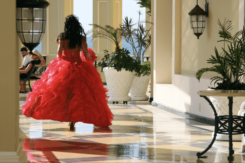 quinceanera 禮物:走在走廊上的紅袍女人