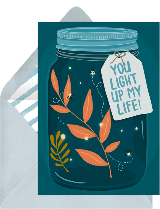來自 Greenvelope 的 You Light Up My Life 情人節卡片，彩繪玻璃瓶中的螢火蟲在樹葉間閃閃發光