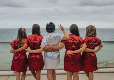 在她結婚之前的 12 份單身派對邀請