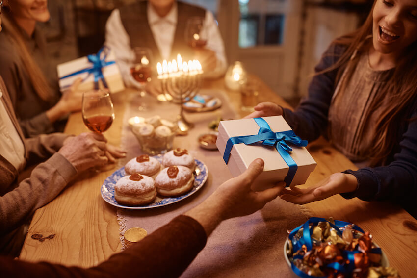 光明節問候:一家人在家愉快地慶祝光明節