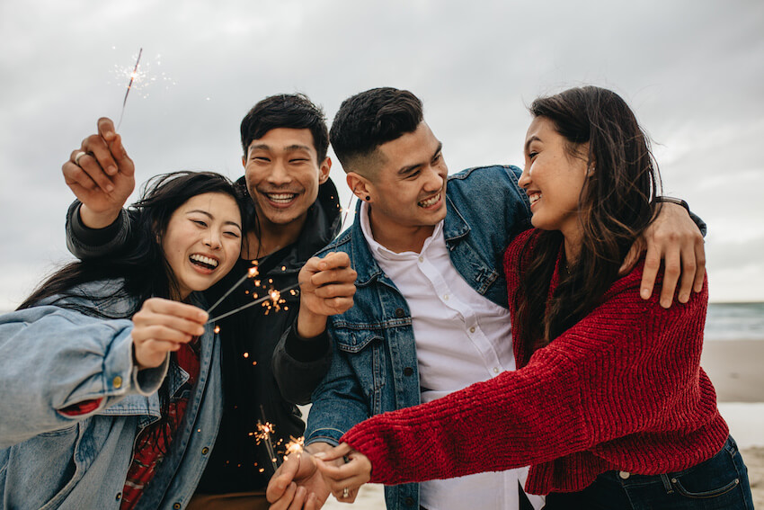 中國新年祝福：2對夫婦幸福地拿著一些煙花