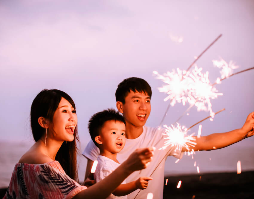 農曆新年快樂:一家人開心地拿著一些煙火