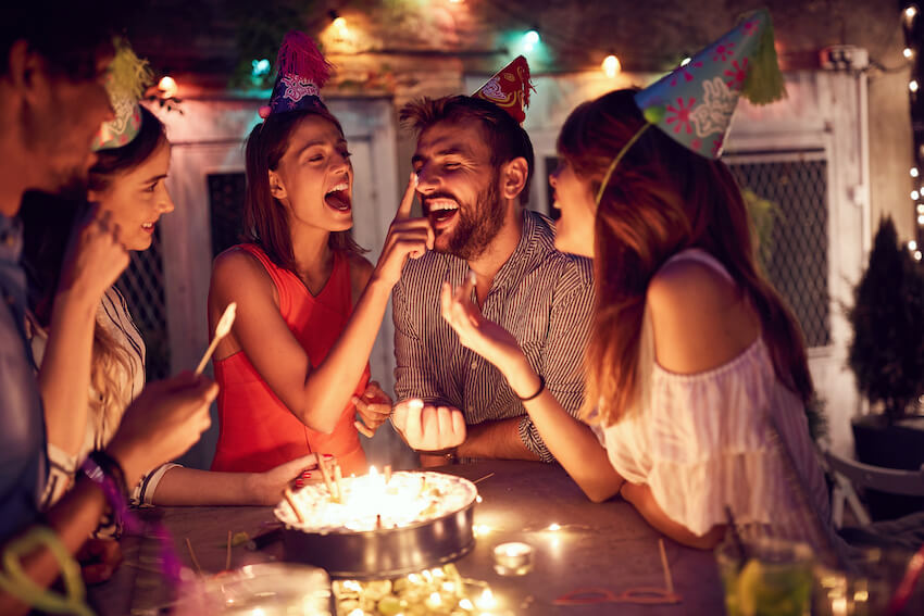 一群朋友高興地慶祝生日