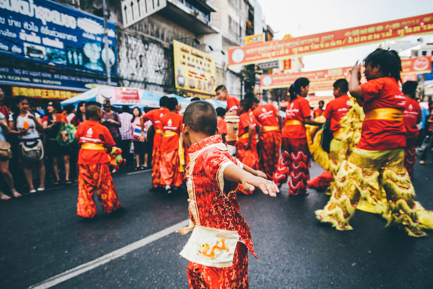 農曆新年快樂:一群人表演舞獅