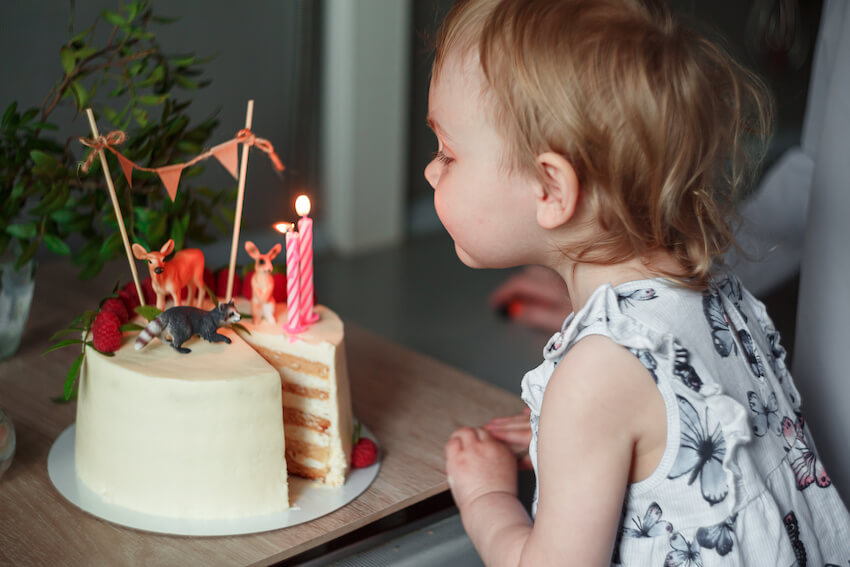 3 歲生日派對主題：女孩吹滅生日蛋糕上的蠟燭