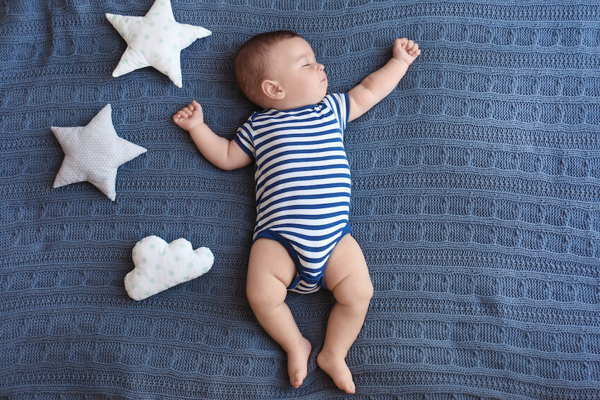 Twinkle twinkle little star baby shower：寶寶睡在床上