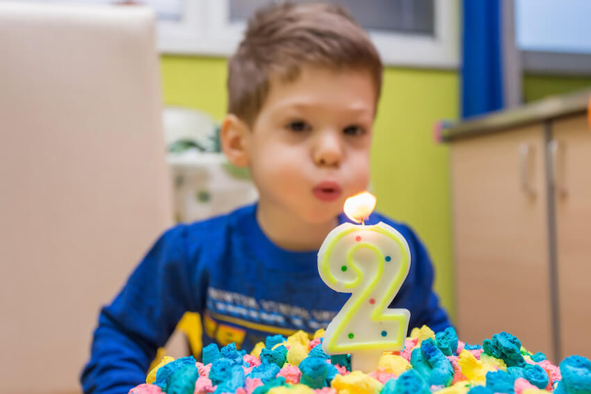 兩個瘋狂的生日:男孩吹滅生日蛋糕上的蠟燭