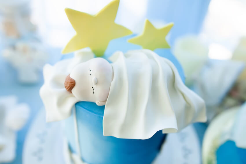 Twinkle twinkle little star baby shower：蛋糕上的熟睡嬰兒和 2 星設計