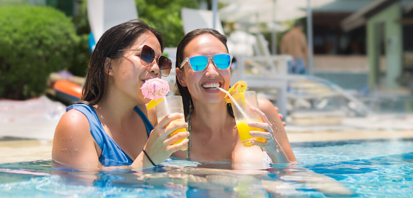 拉斯維加斯單身派對：坐在游泳池裡喝酒的女人