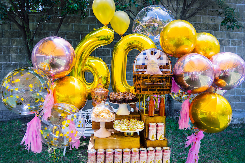 60 歲生日祝福：60 歲生日食物和裝飾品