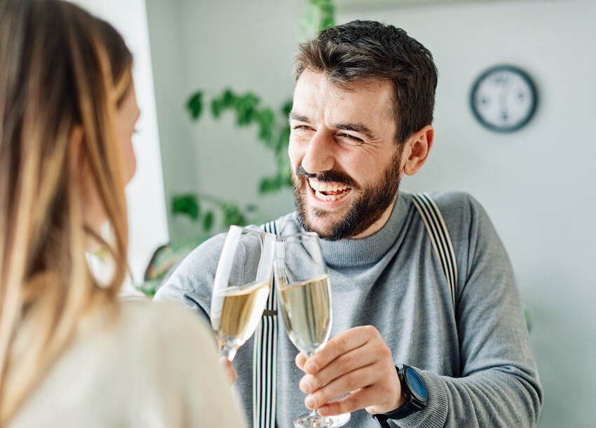 對他來說生日快樂很有趣:夫妻倆高興地干杯