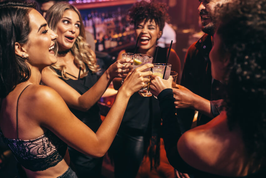 雞尾酒會創意：一群朋友在酒吧乾杯