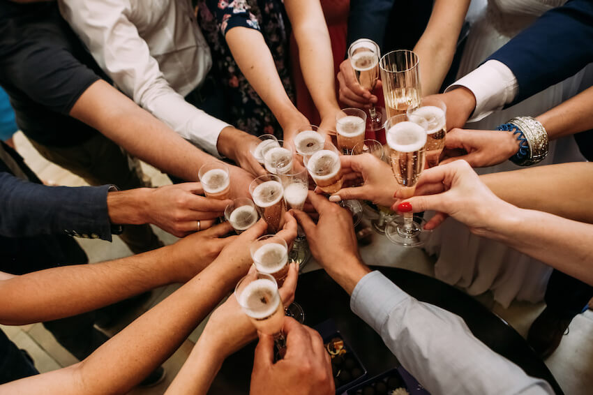 人們舉杯