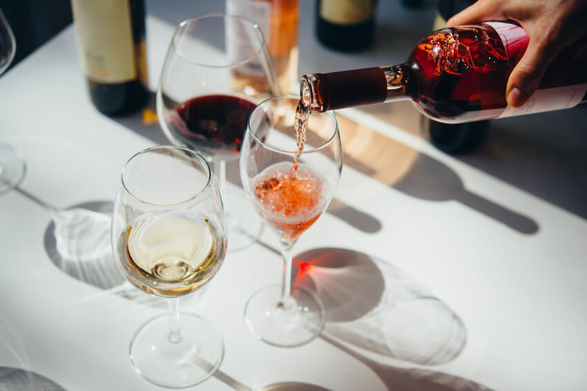 人把酒倒進酒杯