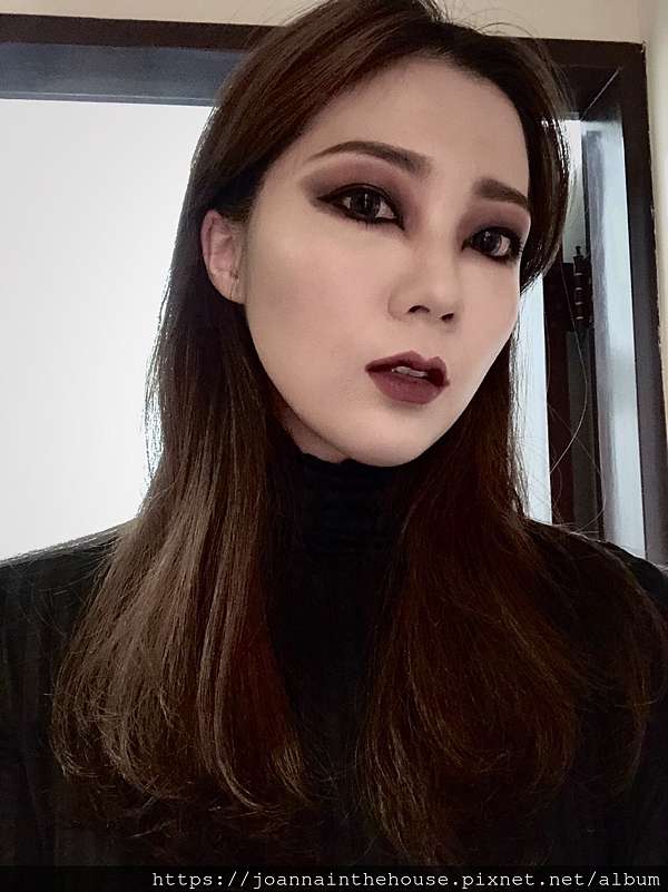 一位女士嘗試著迷人的萬聖節吸血鬼化妝創意，以擺脫傳統的妝容。