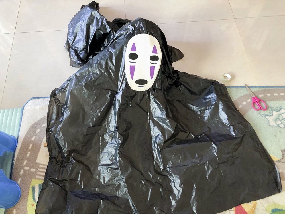 經濟實惠的萬聖節服裝推薦:放在地板上塑料袋中的面罩。