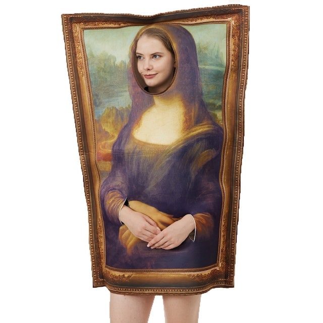 一位女士在萬聖節時穿著引人注目的服裝。
