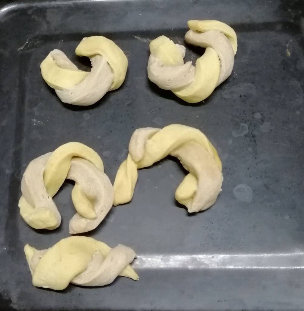 烤盤上有幾塊麵團,採用有機成分製成,非常適合健康的萬聖節美食。